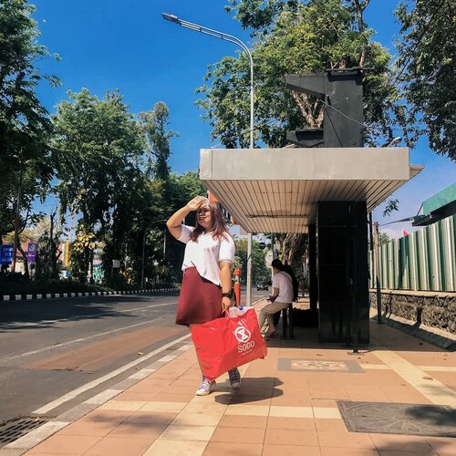 HAPPY INDEPENDENCE DAY INDONESIA 🇮🇩..Hari ini sengaja mau gaya kayak anak sekolahan pakai Putih Merah (maroon) dalam rangka 17an 🇮🇩.Pas banget juga, setelah sekian lama mau nyobain @suroboyobus dan akhirnya hari ini baru sempet. Pas banget momentnya sama ultah Indonesia. .Jadi, pada bisa merasakan majunya Indonesia, ngelihat orang yg hepi naik bus hanya untuk sekedar wisata, bisa jalan kaki di daerah surabaya sekalian cari tempat pemberhentian bus dan bisa lihat semaraknya Surabaya merayakan hari kemerdekaan ini. .Sengaja banget maksa post foto hari ini di jam malam, biar pas 17an tahun depan ig ngereminder 17an di tahun 2019 ini. .Tadinya aku mau bahas soal Surabaya Bus di caption kali ini. Tapi, kayaknya banyak yang pingin aku bahas jadi aku bakal bahas d post aja deh. Di foto kali ini aku share foto2nya aja dulu yah. Oh ya, buat penjelasan ala ala aku SAVE DI HIGHLIGHT - SBY . Untuk detailnya SOON di WWW.REGINAPIT.COM .......#reginapitootd ....#Clozetteid #bigsizeindo #bigsizeindonesia  #curvystyle  #batak #bataknese #reginapitcom  #pemuda_batak #ootdplussizeindo #ootdindo #plussizeindo  #plussizeindonesia #curvystyleideasid #indobigsize #ootdbigsizeid#indonesiabeautyblogger  #ootdbigsizeindonesia #sbybeautyblogger #missbbwindonesia #wisatasemarang #exploresemarang