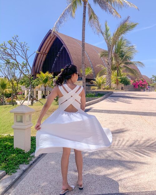 Dancing on the sunlight at paradise.
Still oN Birthday Mood.
Thank you @inaya.putribali for 3day2night memorable stay.
See you soon...❤️
.
.
#christinachandraareview #mominfluencer #momblogger #momlife #travelblogger #instatravel #lifestyleblogger #bloggerstyle  #lemoninfluencerid #clozetteid #hotelreview #balihotel #bali #balilife #balicili #baliisland #instagood #instago #instadaily #instagramers
#inayaputribali