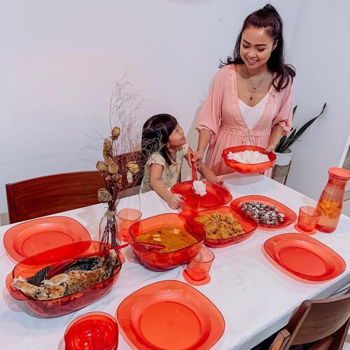 Hi Lovely,Akhir-akhir ini sajian makan aku & keluarga lebih elegant & classy!Karena aku menggunakan produk terbaru dari @tupperwareid “CLASSY CRYSTALLINE”..❤️koleksi warna terbaru,Nuansa peach.❤️ ‭Koleksi sajian premium dari Tupperware SEBENING KRISTAL.❤️Keistimewaaan tampilan yang mewah dengan permukaan transparan, terbuat dari  material KRISTALNYA PLASTIK yang aman untuk makanan (FOOD GRADE).❤️Praktis bisa untuk menghangatkan makanan (Reheatable) di microwave.❤️satu set ini sudah lengkap semua yah bund..Bisa banget ini menjadi kado special untuk ibu kalian,istri,pacar,atau org terdekat.Karena,siapa yg bisa nolak di kasih @tupperwareid .Kalian bisa baca selengkap nya di blog aku (link di bio)Atau belanja produk “CLASSY CRYSTALLINE” ini dengan swipe up di story aku yah (lagi diskon lho)!!.@clozetteid #paketupperware #classycrystalline #MakanBarengTupperware#tupperwarexclozetteidreview #clozetteid