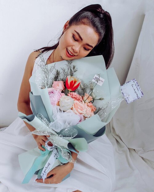 ✨Flowers don’t tell; They Show✨.Benerkan,mengungkapkan kasih sayang bisa kapan saja Dan dimana saja.Tentunya lebih berarti jika kita memberikan “Flower Bouquet”..Suka banget flower arrangement nya “flower bouquet” dari @darling.iris Cantik banget..Selain flower bouquet ada juga “centerpiece”,gift Dan koleksi cantik lain nya..Langsung di check @darling.iris Thank you ❤️..#christinachandraareview #clozetteid #flower #flowerbouquet #artisanflorist #pretty #beautybloggers #beautytips #lifestyleblogger #lifestyleinfluencer #mominfluencer #momblogger #2021