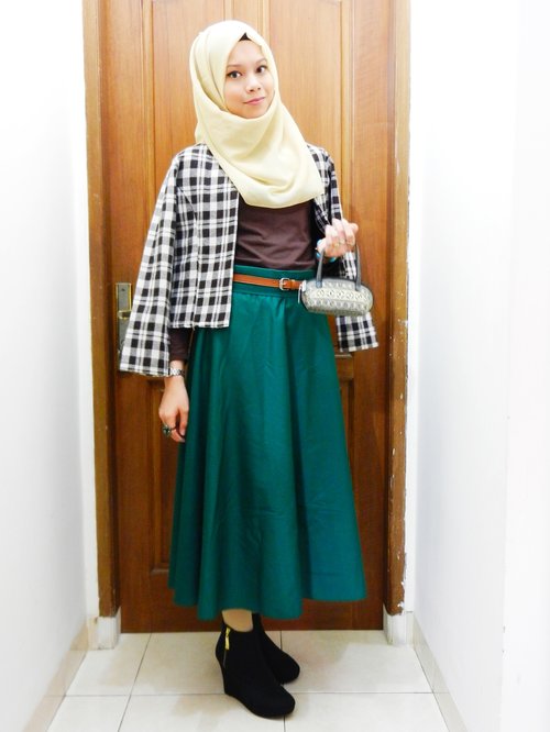Wearing a green skirt (by ILS) and mix it with my browny tartan outwear. Earth tone!