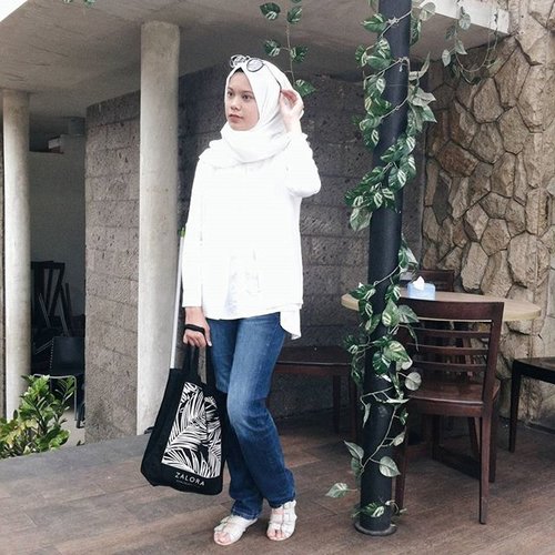Here's my #FashionFlashback for #COTW!Wearing my old white vest and blouse, and blue jeans!Upload yours now #ClozetteID