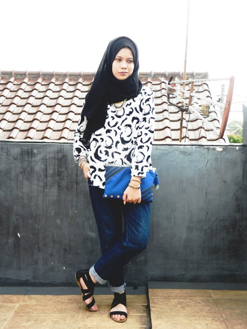 Black and white look on the blog now! Visit inalathifahs.blogspot.com