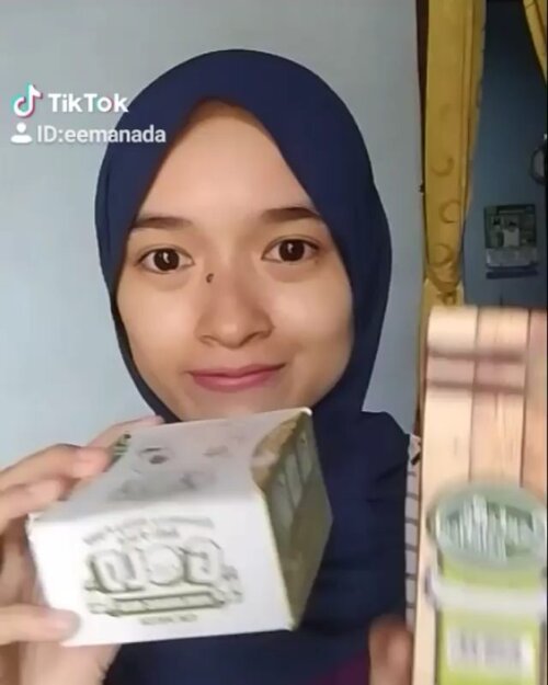 .Mencoba aplikasi @tiktok untuk pertama kalinya 😂. Disini aku pakai 2 skincare dari @elizavecca_ yaitu :🍀Elizavecca Centella Asiatica 100%🕶️ Elizavecca Gold Hyaluronic Acid Eye Patch#elizavecca #skincare #skincarereview #tiktok #skincareindonesia #skincarecollection #beauty #beautycommunity #sociollabloggernetwork #ClozetteID #beauty