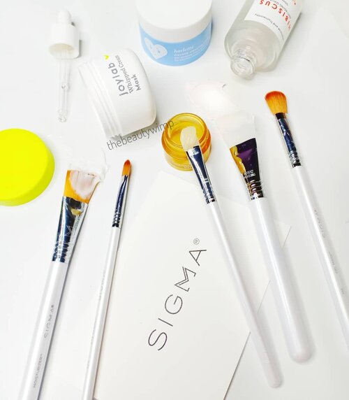 Stepping up my skincare game with these badass!
Congrats @sigmabeauty Sigma Beauty for the launch of newly designed skincare brushes.
Their skincare brushes is now available individually with 6 different types you might like.
••
Kualitas uda pasti okeh lah kalo Sigma, sebenernya pake brush begini jg baik to avoid bacteria from finger application. Lebih higienis.
Handle brush nya waterproof

Dan seperti biasa all Sigma Beauty brushes dijamin 2 year warranty, cruelty free & vegan.
•••
#sigmabeauty #SigmaSkincareBrushes
.
.
.
#beautygoersid #instamakeup  #makeuptutorial  #beautyenthusiast  #100daymakeupchallenge
#makeupfeed #unleashyourinnerartist #creativemakeup  #makeuptutorial @setterspace @tampilcantik  @cchanel_beauty_id @tips_kecantikan  @popbela_com
 #makeuplooks #wakeupandmakeup #clozzeteid #sigmabrush #clozetteid #slave2beauty #wake2slay #eyeshadowtutorial  #amrezyshoutouts #undiscovered_muas #inssta_makeup #makeupaddict #featuremuas #morphebabe #beautyunderyourinfluencer