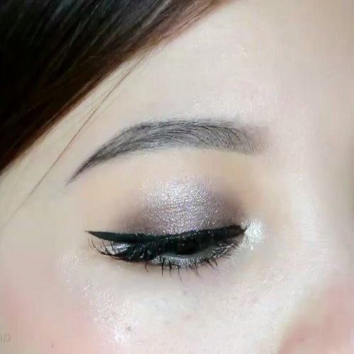 Me with Korean eyelook?! So rare 😁 as its out of my comfort zone , you know im all about western kind of look with the transition, crease color and all that. But this morning i tried with all shimmer eerrrthang eyeshadow using @mybeautystory Happily Ever After Modern Princess Palette. And im preee happy with the result 😁 it's so simple and easy-peasy i hope you like it ❤
Eh, ini brow pencil nya bagus dan enaq ugha quh suka ❤❤❤❤
(( SWATCH ON PREVIOUS POST ))
.
#clozetteid
#beautybloggerindonesia #eyeshot  #makeupvideo #eyemakeuptutorial #ivgbeauty #anatasiabeverlyhills #eyeshadowtutorial #eotd #beautyblogger #indobeautygram #koreaneyelook  #morphebrushes  #undiscovered_muas #beautycommunity  #wakeupandmakeup #fiercesociety #morphebabe #koreanmakeup #koreaneyeshadow #sigmabeauty #flawlesssdolls
.
.
.
