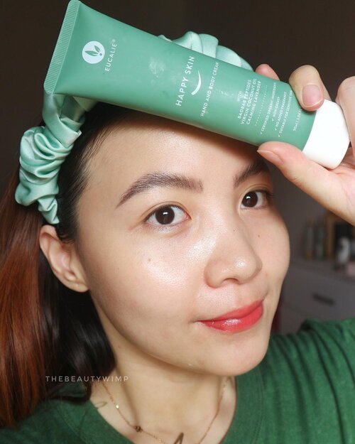 Siapa yg kulit nya super kering kayak aku?⁣
⁣
⁣
Slide 2 itu kondisi tanganku most of the time, kering sampe mengkeruuut kdg sampe merah luka. Hand cream yg ringan ga mempan.⁣
Tapi @eucalie_id ini meskipun tekstur nya light, lembab nya lama. Dia juga ga lengket .⁣
Wanginya apalagi, paling dominan lavender nya. No fragrance added ya , jadi aromanya ya natural. Relaxing dan bisa menghalau nyamuk juga toh wkwk⁣
⁣
Keunggulannya lagi, semua produk Eucalie ini organic premium. Jd untuk yg kulitnya super sensitif pun bisa pake ini. Anak ku pun tak kasih ini. Vegan friendly dan Halal yg pasti 👌⁣
⁣
Semoga bisa membantu ya bagi yg punya problem kulit kayak aku ⁣
⁣
⁣

.
.
.

⁣ #skincareroutineindonesia #instamakeup  #skincareroutine  #beautyenthusiast  #100daymakeupchallenge⁣⁣
 @setterspace @tampilcantik @tiktokofficialindonesia @cchanel_beauty_id @tips_kecantikan  @popbela_com⁣⁣
 #makeuplooks #wakeupandmakeup #clozzeteid #sigmabrush #clozetteid #inssta_makeup #berbagiskill #tiktokindonesia #tiktok #samasamadirumah ⁣