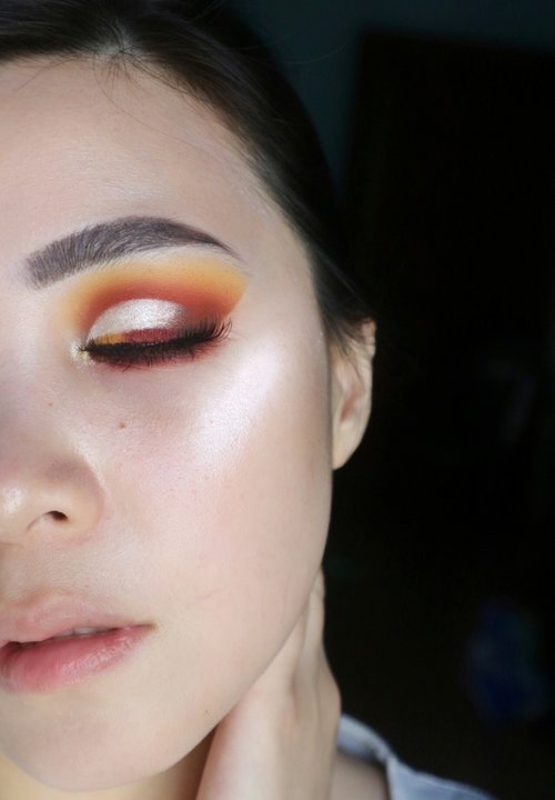 Can you actually guess that the eyeshadow i was using is an underrated brand?
Sometimes their qualitis are top notch, it blends effortlessly and creates a hell nice of a look.
This one palette's name is CColor which i never heard of before stole my heart. 
It costs under 150ribu and has thia greay quality i die! Huhu
