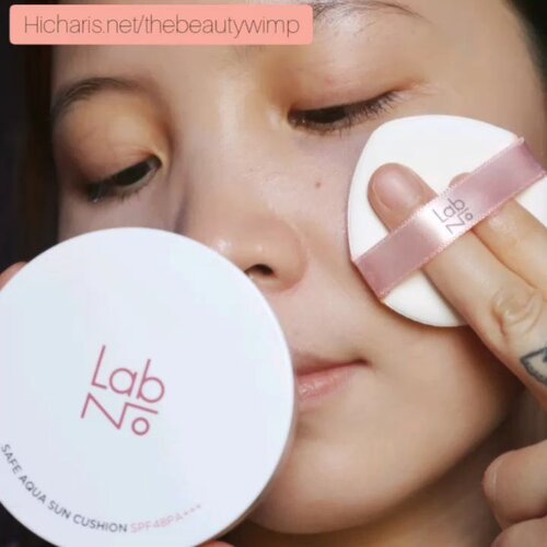 LABNO 4SP SAFE AQUA SUN CUSHION _____Just upgraded my sunscreen game with this sun cushion from @labno__official__What is it? It is basically a sunscreen in the form of cushion foundation, that makes it more portable & easy to re-apply.But honestly tho, I got suckered in by the slim and thin packaging. The case made of sturdy good quality plastic with a good sized mirror and comes with a water-drop shaped puff.I love how the puff doesnt absorb so much product, and super easy to work with.This sun cushion is a hybrid, they use physical & chemical which I loveee.The sunscreen comes in a milky white color liquid that fully soaked in the sponge, that we dont need much pressure to get the product.There's no sunscreen smell because life is not a beach. Well, it is more of a light floral-ish scent but it fades after application.It dries down to a clear, slightly dewy/glowy finish and since it contains Titanium Dioxide it gives a little whitecast . However, it doesnt leave a tackiness afterward.The formula is also lightweight and adheres well to my skin.It has a toning-up effect, so you can see how brightens my skin is after application.This might be a tad tricky, for those with medium-tan skintone though. In the sense of its user-friendliness and portability, I love this product so much. It also gives you a cooling sensation that somehow calms and soothes my skin. It is really suitable for me who lives in a supeeeer humid city. _____As per usual i've put it in my CHARIS SHOP4SP Safe Aqua Sun Cushion (+Refill)https://hicharis.net/thebeautywimp/Gjk#CHARIS  #LABNO #4SPSafeAquasuncushion #hicharis @hicharis_official @charis_celeb