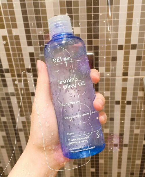 Figured out this brand from @rei.skin @fdxbeauty and then got lured by @lia.lio kalo ini apikkkkk.Ya wis lah I was sold, as it is formulated with 92% Natural Ingredients; No sulfates, No parabens, No Alcohol, & No synthetic color._Jadi paling enggak, aku bisa pakein ini juga ke anakku. Lebih irit kheeennn ya, jd sabun mandi berdua sm bundah nya._I've been using it for the past 3 days, and the formula is indeed mild and non-stripping. Buat balita juga oke 👌 not to mention, it smells so refreshing.Buat yg kulitnya sensitip you might /need/ to try this brand..Dia ada 3 varian scent in total.  Definetely repurchase nyobain yang Goat's Milk nanti.