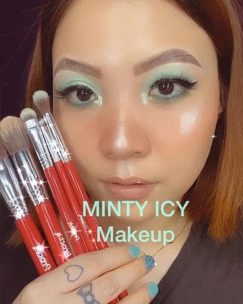 🧚🏻‍♀️🧚🏻‍♀️🧚🏻‍♀️🧚🏻‍♀️ ⁣
Sengaja bikin kuku warna minty2 gini di @ellerynail.id kemarin supaya matching sama palette Colourpop ini lo 😂⁣
⁣
Deets (swipe left)⁣
@practk All Star Brush Set⁣
@sigmabeauty Eyeshadow primer, gel eyeliner⁣
@colourpopcosmetics Mint Eyeshadow, Hydrating Tinted Moisturizer⁣
@getthelookid Chocolate series lupa shade apa wkwk⁣
@toofaced Heart Blush⁣
@makeoverid trio highlighter⁣
⁣
⁣
⁣
⁣
⁣
⁣ ⁣ #beautygoersid #instamakeup  #makeuptutorial  #beautyenthusiast  #100daymakeupchallenge⁣
#makeupfeed #unleashyourinnerartist #creativemakeup  #makeuptutorial @setterspace @tampilcantik  @cchanel_beauty_id @tips_kecantikan  @popbela_com⁣
 #makeuplooks #wakeupandmakeup #clozzeteid #sigmabrush #clozetteid #slave2beauty #wake2slay #eyeshadowtutorial  #amrezyshoutouts #undiscovered_muas #inssta_makeup #makeupaddict #featuremuas #morphebabe #beautyunderyourinfluencer ⁣