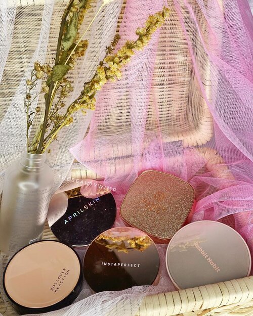 PINKY GLITTER⁣
And Anything ROSE-GOLD⁣
⁣
Wih uangel e foto cushion April Skin sm Wardah, reflect soalnya packaging nya tu ⁣
⁣
Baru sadar ini warna cushion super gemesh gurlyyyy gitu eeeaaa ☀️☀️☀️⁣
⁣
⁣
Ada favorite cushion mu gak di foto? ⁣
⁣
⁣
⁣
⁣
⁣
⁣
⁣ ⁣
⁣⁣ #beautygoersid #instamakeup  #makeuptutorial  #beautyenthusiast  #100daymakeupchallenge⁣
#makeupfeed #unleashyourinnerartist #creativemakeup  #makeuptutorial @setterspace @tampilcantik  @cchanel_beauty_id @tips_kecantikan  @popbela_com⁣
 #makeuplooks #wakeupandmakeup #clozzeteid #sigmabrush #clozetteid #slave2beauty #wake2slay #eyeshadowtutorial  #amrezyshoutouts #undiscovered_muas #inssta_makeup #makeupaddict #featuremuas #morphebabe #beautyunderyourinfluencer