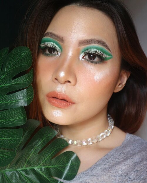 Intermezzo sebelum sunscreen part II 🤣⁣
⁣
-Aku dan Monstera Palsu- ⁣
⁣
Deets⁣⁣
CUSHION 👉🏼 @somethincofficial @beautyhaulindo copy paste cushion Bijoux⁣⁣⁣⁣
BLUSH & LIP👉🏼 @madebyruna MoonFlush in Lyra & Lip color in Swipe Right ⁣⁣⁣⁣
EYESHADOW👉🏼 @colourpopcosmetics mint to be & @juviasplace Afrique⁣⁣⁣⁣
HIGHLIGHTER👉🏼 @makeoverid @makeover_surabaya Powerstay highlighter⁣⁣⁣⁣
Falsies👉🏼 @joellybeauty⁣⁣⁣⁣
⁣⁣⁣Necklace 👉🏼 @saka.btari ⁣
⁣Eyelook inspo @papayabou 💕
⁣
⁣
⁣
⁣
⁣ ⁣⁣
⁣#beautygoersid #instamakeup  #makeuptutorial  #beautyenthusiast  #100daymakeupchallenge⁣
#makeupfeed #unleashyourinnerartist #creativemakeup  #makeuptutorial @setterspace @tampilcantik  @cchanel_beauty_id @tips_kecantikan  @popbela_com⁣
 #makeuplooks #wakeupandmakeup #clozzeteid #sigmabrush #clozetteid #slave2beauty #wake2slay #eyeshadowtutorial  #amrezyshoutouts #undiscovered_muas #inssta_makeup #makeupaddict #featuremuas #morphebabe #beautyunderyourinfluencer ⁣