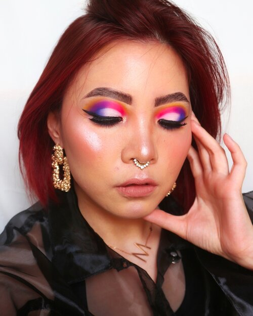 Been a while since I made bold eyelook 💙💜✨Tutorial will be up tomorrow _________Deets@anastasiabeverlyhills Alyssa Edwards@tartecosmetics glow to go palette@sigmabeauty chroma glow.....#fakeupfix #makeupforbarbies2 #anatasiabeverlyhills  #peachyqueenblog #abhbrows #bretmanvanity #amrezyshoutouts  #beautygram  #undiscovered_muas #clozzeteid  #slave2beauty #wakeupandmakeup #makeupobsession #fiercesociety #bunnyneedsmakeup #hypnaughtymakeup #makeupinspiration #clozetteid #beautybay  #sigmabeauty