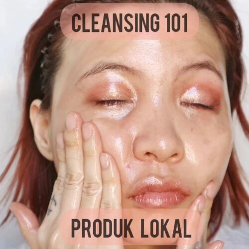 SKINOIA CLEANSING PRODUCTS_____@skinoia.id ini adalah brand lokal ya gengs.Dia ini produk2nya vegan & cruelty free.Berikut ini ada 2 step cara aku membersihkan makeup dengan Skinoia .PERLU DIINGAT : walaupun cuma 2 step di video, tapi setelah micellar water harus bilas lagi dengan Face Wash ya.-• Skinoia Calendula Light Cleansing OilAs the name implies, teksturnya light dan tidak lengket. Liquid-y seperti air sehingga mudah diratakan dan enak saat massage wajah tu. Cepet banget bersihin makeup nya bahkan eyeshadow yang agak stain jg bisa hilang. Formula nya oke banget, dia dpt meng-emulsify ketika terkena kontak dengan air sehingga mudah dibilas dan tidak meninggalkan residu.- •Skinoia Rose Micellar WaterKlaimnya mengandung lebih dari 90% rose water , dan kebetulan kulitku cocok bgt sm anything rose. It is a non stripping micellar water that actually feels really hydrating on skin. It removes excess dirt like dreams! Bahkan pas pagi bangun pun, kapas tuh masih item2. Ngangkat kotoran banget pokoknya.Another plus point is, drngan kandungan rose water yg tinggi aku pikir wanginya akan lumayan strong. Ternyata ENGGAK. Wanginya subtle dan memang tidak ada tambahan artifical fragrance. ___I LOVE BOTH!! 8/10