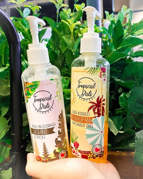 || REVIEW ||
•••
Tropical Bali adalah brand lokal asli Bali yang bisa dibilang cukup baru.
Sebenernya kalo aku sebut Utama Spice pasti kalian sudah familiar semua khan. Nah Tropical Bali ini adalah anak brand dari Utama Spice. Iyess sama sama dari Bali dan Skincare, tapi Tropical Bali lebih mengusung tema colorful & fun skincare yang jg handmade dari Bali.
---
Produk-produk Tropical Bali ranging from Body wash, Body Lotion , Body Mist, Fragrance Oil , Coconut Dry Hair Oil , & Argan Face Moisturizer.
---
Ini uda pada titik penghabisan baru aku review donk 😂 ---
Varian scent nya lumayan banyak, kemarin aku sampe bingung milih. Kalian lgs cek IG nya aja buat cek macem scent nya apa aja.
Yang aku pilih untuk Body Wash ini adalah Sun Kissed aroma Frangipani , dan Body Lotion varian Bali Blessing yaitu aroma Jasmine.
Kemarin milih nya emg random, tp semua nya supeeeer enakkkk. Subtle dan refreshing. Ga ada yang sampe nusuk hidung too over powering gitu.
Body Wash dan Lotion nya mengandung Coconut Oil. Lembab banget dikulit.
---
Rekomen buat yang suka genit wangi setelah mandi !!
.
.
.

#beautygoersid #instamakeup  #makeuptutorial  #beautyenthusiast  #100daymakeupchallenge
#makeupfeed #unleashyourinnerartist #creativemakeup  #makeuptutorial @setterspace @tampilcantik  @cchanel_beauty_id @tips_kecantikan  @popbela_com
 #makeuplooks #wakeupandmakeup #clozzeteid #sigmabrush #clozetteid #slave2beauty #wake2slay #eyeshadowtutorial  #amrezyshoutouts #undiscovered_muas #inssta_makeup #makeupaddict #featuremuas #morphebabe #beautyunderyourinfluencer