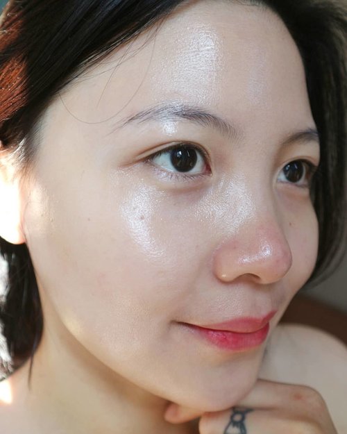 Current skin condition.
This is my skin after my skincares regimen this morning.
Been trying new products as well, and i thought my skin loves it so much. Im going to share them tomorrow.
.
Meanwhile, for other skincares i use in rotation please check out  few previous posts
.
.
#koreanskincareroutine #cosrx #FDbeauty #instablogger  #beautygram 
#tbwskincare #skincaredairy #skincareflatlay #skincareroutine #dailyskincare #skincaremenu #charisceleb @hicharis_official #clozzeteid #beautyroutine #FDbeauty #fotd #beautyblogger #clozetteid #koreanskincare #benton #skincarecommunity #kbeauty #stylekorean_global #altheakorea