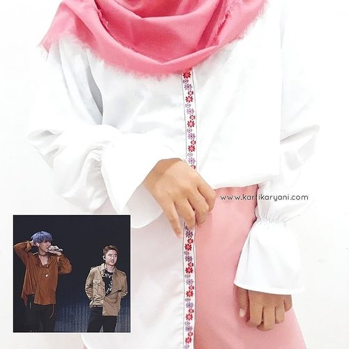 How to style your white shirt. Inspired by how @real__pcy & D.O of @weareone.exo wearing their shirt at concert.Style your ordinary whiteshirt and makes little accent for that💖🖤👕....#clozetteid #kartikaryaniootd #beautygoersID #hijabootdindo  #femaledaily #chanyeol #kyungsoo #exo #exordium  #fashionblogger #ootd #whatiweartoday #instastyle #블로거 #얼짱#패션스타그램 #패션블로거 #스트리트패션 #스트릿패션 #스트릿룩 #스트릿스타일 #패션 #스타일#일상 #데일리룩 #셀스타그램 #ブロガー #ファッションブロガー #hunnyeo #훈녀