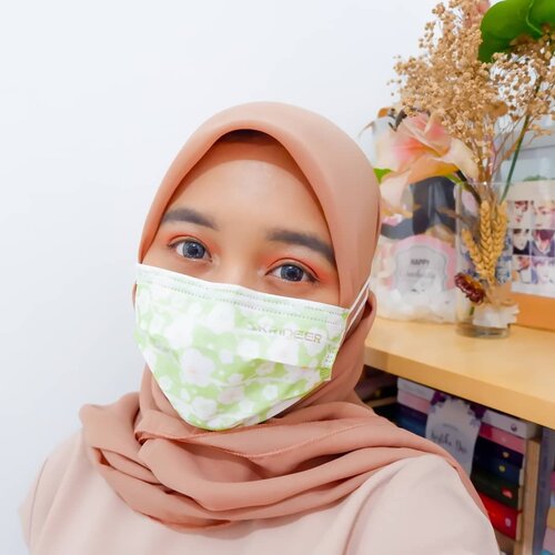 In New Normal, mask is one of important essentials😷. Kemarin kondangan pakai masker dan dengam bodohnya lupa pakai maskara bahkan lupa jepit bulu mata😫 padahal yang keliatan kan matanya aja😓. Untung pakai softlens jadi mata lumayan 'hidup' lah👀 

So here's the makeup detail :

@x2softlens Sanso Onyx
@catrice.cosmetics Prime and Shine Poreless Blur Primer & Blush Box 040 Berry
@makeoverid Power Stay Demi Matte Power Cushion W42 Warm Sand
@maybelline_indonesia Fit Me Concealer 30 Honey
@dearmebeauty Airy Poreless Powder Natural
@thesaemid Saemmul Eyebrow Pencil Grey Brown
@beautyglazed Color Board Eye Shadow Tray
@wardahbeauty Instaperfect Eyeliner
@naturerepublic.id Flower Blusher 02 Orange Pear
@makeoverid Riche Glow Highlighter
.
.
#clozetteid #makeuplook #makeuptutorial #makeupkpop #makeupkondangan #kondanganmakeup #makeup #makeupenthusiast #makeupjunkie #블로거 #얼짱 #뷰티블로거 #ブロガー#美容ブロガー #kawaii #かわいい #hunnyeo #훈녀