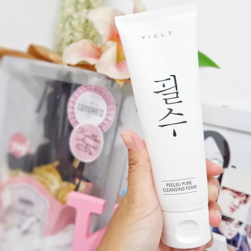 Beberapa minggu belakangan aku ganti facial wash pakai Vicle  Peelsu Cleansing Foam. Sabun cuci muka ini berwarna putih dan ada busanya, tapi gak terlalu banyak. Untuk PHnya sendiri 5-5,5. Nah, aku baru tau kalau Peelsu ini weak acid jadi gak terlalu banyak busanya dan bagus juga di kulit jadinya.

Habis cuci muka pakai Peelsu ini, wajah aku jadi kenyel elastis gitu, gak kering sama sekali dan ringan juga facial foam ini. Kulit aku terasa lembab juga. Sensasi pakai sabun cuci muka ini benar-benar lembut banget, nyaman di wajah juga.

Ingredients of Peelsu Pure Cleansing Foam contain :.
.
🍋Lemon Peel Oil for regulates sebum production, enchances skin elasticity and improve skin luster.
[That's why my skin will elastic after  washing my face😆] .
.
🌼Matriacaria Extract builds up a water-holdiny barrier on the skin to avoid water loss  regulates sebum productoon and make skin to be clean.
[The reason my skin doesn't feel dry after washing my face and feel clean and fresh😄] .
.
🏵Lavender Oil helps recover elasticity and regenerate, has effect on skin moisturizing
[The answer why my skin feel so moist😉] .
.
💮 Calendula Extract carring dry and sensitive skin and help to protect skin mildly
[Ok, actually I feel my skin so moist but little bit too hydrate. Now I know why, because this facial foam formulated for the dry skin type and I have oily skin type, but its works good on my skin😄😅] .
.
So that's my mini review about Peelsu Pure Cleansing Foam, hope its help you who seeking facial foam for dry and sensitive skin. AND if you wondering where to buy this Facial Foam, You can easily go to my Charis Account (link on bio) and buy Peelsu Pure Cleansing Foam😉

PEELSU PURE CLEANSING FOAM 
https://hicharis.net/kartikaryani/dnt

#VICLECOSMETIC #PEELSU #PURECLEASINGFOAM #CHARIS #CHARISSTORE #charisAPP @charis_official.
.
.
#clozetteid #beautygoersid #facialfoam #reviewfacialfoam #beautiesquad #beautybloggerid #bloggerperempuan #kbbvbeautypost #skincare #makeupenthusiast #beautybloggerindonesia #블로거 #얼짱 #뷰티블로거 #ブロガー#美容ブロガー #かわいい #hunnyeo #훈녀