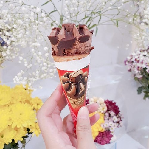 This is @kitkat Ice Cream from @nestle 🍧🍨🍦. I bought it in @grandlucky but you can find it in Farmer Market as well. The price around Rp. 11.000. Basicly, it's chocolate ice cream with choco melt on top. But, there's kitkat bar inside the cone so that's why its called Kitkat Ice Cream🍫🍦. For the ice cream, the texture really moist and contain much milk that's why this ice cream not so easy to melt. Cone of this ice cream so crunchy with chocolate on the base so prevent ice cream leaking.
.
I love sweet treats, so if you asking me about the taste of this Ice Cream, I definitely gonna say this is so GEWWD!👌👌If you don't really love sweet snack/food you might be say it to sweet for you. But if you like sweet snack like me, you gonna LOVE it!🖤💖.
.
.
.
#clozetteid #ggrep #beautygoersID #beautiesquad #bloggerperempuan #indonesianfemalebloggers #foodies #eskrim #eskrimkitkat #anakjajan #beautynesiamember #foodblogger #foodie #foodporn #kuliner #foodgram #foodphotography #foodpics #kitkat #kitkaticecream #icecream #foodaddict #foodism #블로거 #얼짱 #ブロガー #음식 #블로거 #hunnyeo #훈녀