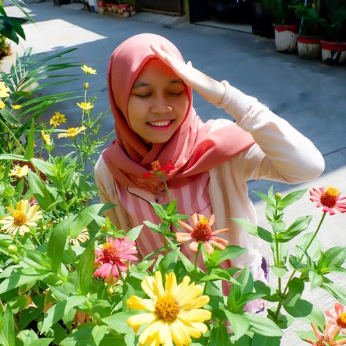 How are you?  I'm good, you?🌼🌸🌺🌻..🧕🏻 by @cottonyou.id 🧥 by @chic.flix_ 👚 by @marcheblooms ...#clozetteid #instastyle #instaphoto #morning #flower #pajamas #hijabstyle #hijaboutfit