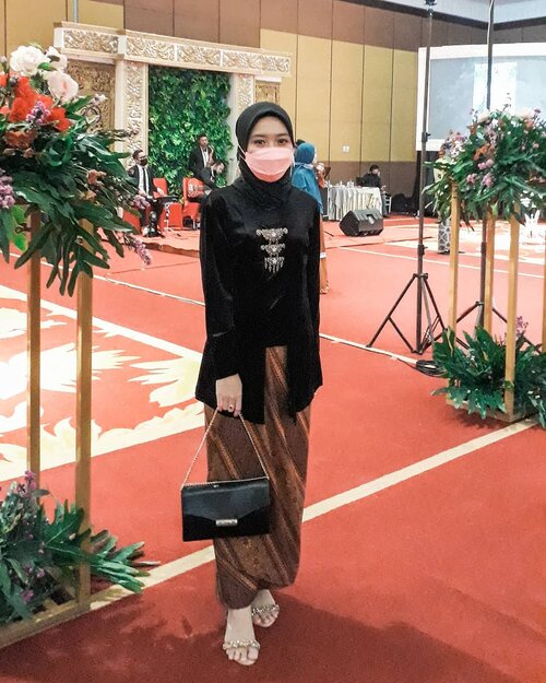 Javanese blooded girl🧕🏻. Bridesmaid on duty💃🏻...#clozetteid #kartikaryaniootd #kebaya #inspirasikebaya #kebayakondangan #kondangan #kebayakutubaru #kebayamodern #kebayabridesmaid #블로거 #얼짱 #뷰티블로거 #ブロガー#美容ブロガー #kawaii #かわいい #hunnyeo #훈녀