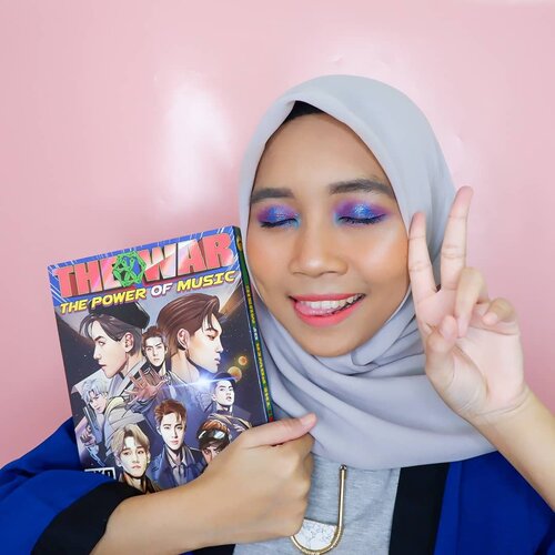 Mencegah pada kaget jadi foto pertama merem aja😄. Episode #makeuplikekpopalbum kali ini @weareone.exo The Power of Music Album, jadi karena konsep albumnya kayak luar angkada jadi makeupnya warna warna galaxy gitu, biru, ungu dan ada sedikit hijaunya🌌.
.
So here's the makeup detail :

@x2softlens EXOticon Glam Tourmaline
@catrice.cosmetics The Nude Blossom Pallete & Prime and Shine Poreless Blur Primer
@maybelline_indonesia Fit Me Foundation 220 & Concealer
@riveracosmetics Luminious Micro Powder
@thesaemid Saemmul Eyebrow Pencil Grey Brown
@mizzucosmetocs Eye Base Essentials
@beautyglazed Color Board Eye Shadow Tray
@pixycosmetics Lash Fantasy Mascara
@wardahbeauty Instaperfect Eyeliner
@naturerepublic.id Flower Blusher 02 Orange Pear
@makeoverid Riche Glow Highlighter
@sulamitcosmetics Matte Finish Lippaint 15 Stay Bright
@romand_indonesia Lip Driver Don't Stop & Overrev
.
.
#clozetteid #makeuplook #makeuptutorial #makeupkpop #summermakeup #makeup #makeupenthusiast #makeupjunkie #블로거 #얼짱 #뷰티블로거 #ブロガー#美容ブロガー #kawaii #かわいい #hunnyeo #훈녀