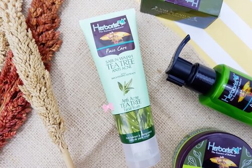 Facial foam yang lembut banget dan bikin wajah lembut juga dan kenyal. Herboriat Anti Acne Tea Tree🍃 ini selain bikin wajah jadi lembut tapi juga cocok untuk kulit berjerawat lho. Full reviewnya bisa langsung baca blog aku. Link di bio as always😉
.
.
.
#clozetteid #herboristteatree #facialfoam #sabuncucimuka #antiacne #teatree #wonderlandbykartika #beautygoers #beautiesquad #beautybloggerid #bloggerperempuan #indonesianfemalebloggers #bloggermafia #kbbvbeautypost  #skincare #flatlay #bloggerceria #beautybloggerindonesia #블로거 #얼짱 #뷰티블로거 #ブロガー#美容ブロガー #kawaii #かわいい #hunnyeo #훈녀