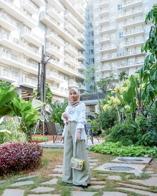 So plant-full - @onyourm__ark .  Love @holidayinncikarangjababeka 's garden landscape💚 gak berasa kayak lagi di Cikarang💃🏻..#clozetteid #staycation #hotelbekasi #holidayinn #holidayinnjababeka #hotelhopping #vacation