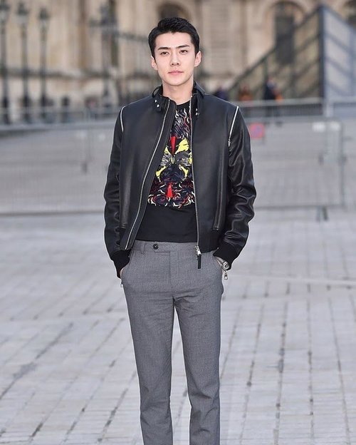 He said : "Bonjour". Let me introduce you my ultimate bias, The maknae boss of EXO, & The Louis Vuitton's Best Dressed Man 2017, the one and only Oh Sehun @oohsehun . A glimpse of his airport and fashion week outifit on my blog (link on my bio) 😊😊😊
.
Photo by Getty
.
.
.
#clozetteid #ggrep #wonderlandbykartika 
#美容ブロガー #ファッションブロガー #ライフスタイルブロガー  #かわいい  #뷰티블로거 #패션블로거 #얼짱 #셀카  #셀스타그램  #셀카 #sehun #exosehun #sehunexo #fashionblogger #lifestyleblogger #dailystyle #ootd #parisfashionweek2017 #louisvuitton #louisvuitton2017  #outfitdiary #izro #fashiondiary #airportfashion #kpopidol #kpop #exo