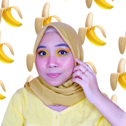 Bring me back to summer. Cepet banget rasanya udah fall aja ya😓. Tapi collab makeup kali ini temanya buah-buahan bareng @anysa.isyawari dan @giafitriyani 🍌🍇🍊. Kapan lagi kan makeup eyeshadownya kuning menterang😂. Detail eyeshadow di slide terakhir ya😉
 
Untuk detail makeup ku :

Primer @catrice.cosmetics 
Concealer @thesaemid dan @maybelline 
Foundation @maybelline 
Alis @thesaemid 
Bedak @dearmebeauty
Eyeshadow base @mizzucosmetics
Eyeshadow @beautyglazed
Eyeliner @wardahbeauty
Eyelash @blinkcharm
Blush on @jafracosmetics dan @mizzucosmetics 
Highlighter @makeoverid
Lipstick @sulamitcosmetics @dearmebeauty dan @catrice.cosmetics

#clozetteid #makeuplook #makeup #makeupenthusiast #makeupjunkie #summermakeup #fruitmakeup #summermakeuplook #블로거 #얼짱 #뷰티블로거 #ブロガー#美容ブロガー #kawaii #かわいい #hunnyeo #훈녀