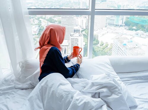 Kurang lebih difoto ini lagi mikir hhm @senayancity udah buka belum ya?😆🏙 Pagiiiii🌞...#clozetteid #staycation #staycationjakarta #harrishotel #harrishoteljakarta #hotelhopping #jakarta