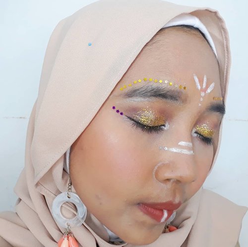 Detail My festival makeup inspired by Coachella ala ala🎡🎠🎪.@naturerepublic.id Aloevera Soothing Gel as Primer@wardahbeauty Foundation in Coffee Beige & DD Cream in Light shade@catrice.cosmetics Countur and Higlight Pallette@purbasarimakeupid Matte Powder in Natural and Matte Lipstick@eminacosmetics Blush On in Marshmellow Lady@etudehouseofficial Dark Grey Eyebrow Pencil@lagirlindonesia Nude Eyeshadow Pallette and Black Eyeliner@pixycosmetics Pen Eyeliner in White@justmiss_id Waterproof Mascara....#clozetteid #bvloggerid #insviraltif #femaledaily #beautiesquad #beautybloggerid #bloggerperempuan #indonesianfemalebloggers #bloggermafia #kbbvmember #kbbvbeautypost #beautynesiamember #makeup #makeupenthusiast #makeupjunkie #bloggerceria #beautybloggerindonesia #블로거 #얼짱 #뷰티블로거 #ブロガー#美容ブロガー #kawaii #かわいい