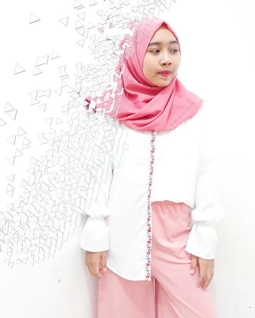 Late spoiler about @avengers : Infinity War😎💥🌌.Cutie white shirt with pinkish ribbon accent from @antiiqahijab ...#clozetteid #beautygoersID #kartikaryaniootd ##bloggerceria #beautybloggerindonesia #beautiesquad #bloggerperempuan #indonesianfemalebloggers #beautynesiamember #ulzzang #fashionblogger #ootd #whatiweartoday #instastyle #블로거 #얼짱#패션스타그램 #패션블로거 #스트리트패션 #스트릿패션 #스트릿룩 #스트릿스타일 #패션 #스타일#일상 #데일리룩 #셀스타그램 #셀카 #ブロガー #ファッションブロガー