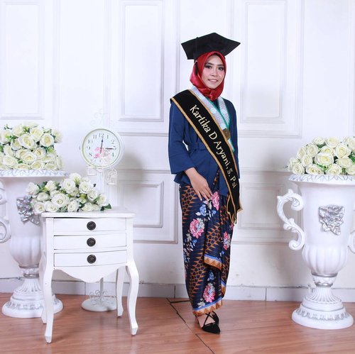 Love this photo that much. Finally, I can make it. One of the staff in my University said "Graduation is one of your bigday in your entire life" so yap, for celebrating my big day, I wear those lovely dress and wear that pretty make up. All the detail about my graduation outfit, I put on my blog post (link on my bio) 🎓😊👗💄
.
.
Kebaya by @albyfariz
Shoes by @lilishopnshoes
Make up by @tunggadewimakeup
Photo studio by @panicartwork
.
.
#clozetteid #ggrep #wonderlandbykartika #blogger #ulzzang #fashionblogger #ootd #hotd #whatiweartoday #instastyle #블로거 #얼짱#패션스타그램 #패션블로거 #스트리트패션 #스트릿패션 #스트릿룩 #스트릿스타일 #패션 #스타일#일상 #데일리룩 #셀스타그램 #셀카 #ブロガー #ファッションブロガー#wisudauns #uns #psikologiuns