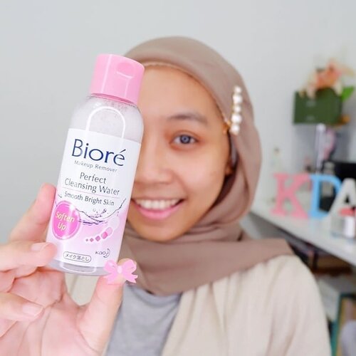 Nü favorite for cleansing my makeup!! @id.biore Perfect Cleansing Water. Aku coba yang varian "Smooth Bright Skin"💝 sebenernya varian ini untuk kulit yg kering, tapi di kulit ku yang berminyak ini sama ampuhnya untuk ngangkat makeup yg aku pakai👌 dari namanya cleansing water ini memang ngasih efek smooth setelah pemakaian, kulit lebih lembut dan bersih. Teksturnya sendiri cair seperti air. Kalau kalian penasaran sama kandungan dan hasil akhirnya bisa baca di blog aku, linknya ada di bio😊👌...#clozetteid #ggrep #wonderlandbykartika #cleansingwater #makeupremover #reviewmakeup #reviewkecantikan #facetofeet #femaledaily #beautiesquad #beautybloggerid #bloggerperempuan #indonesianfemalebloggers #bloggermafia #beautygoersid #kbbvbeautypost #makeup #skincare #makeupenthusiast #makeupjunkie #beautybloggerindonesia #블로거 #얼짱 #뷰티블로거 #ブロガー#美容ブロガー #かわいい #hunnyeo #훈녀@tampilcantik @wakeupandmakeup @indobeautygram @beautygoers @bunnyneedsmakeup @beautybloggerindonesia @bloggermafia @indobeautyblogger @femalebloggersid @facetofeet_id