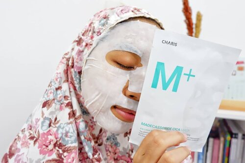 💆‍♀️Mencoba sheetmask baru, kali ini aku pakai @hicharis_official Madecassoside Cica Mask. Sheet mask keluaran brand Korea Charis ini punya 3 manfaat :
.
1. Calming.
2. Repairing.
3. Clarifying.
.
Sheet mask ini bisa dipakai oleh semua jenis kulit👌. Nah untuk sheet masknya sendiri aku merasa lebih tebal dari sheet mask kebanyakan dan cairannya lebih kental dan banyak💦. I assume, karena cairan yg cukup pekat ini makanya cara pakai sheet mask ini di diamkan 10-20 menit⏱. Saking banyaknya, sisa cairan lainnya bisa aku aplikasiin ke leher dan tangan, dan sisa cairan diwajah juga masih cukup banyak.
.
Untuk kandungan sheet mask ini adalah Ekstrak daun Centella Asiatica, Madecassoside, dan ekstrak daun Matricaria.
.
🕵️‍♀️ Review : selama aku pakai sheet mask ini aku merasa kulit ku lebih cerah dan kenyal. Selain itu cairan sheet mask yang banyak ini bikin kulit ku moist banget. Untuk efek repairing dan clarifying aku rasa mesti dipakai jangka panjang kalau punya masalah bekas jerawat kayak aku, gak cukup cuma 5 sheet mask ini (1 box kemasan, isi 5 sheet mask).
.
Kalau kalian mau beli bisa langsung klik link di bawah ini atau simply klik link di bio aku dan cari akun @charis_celeb aku 😊.
.
M+ MADECASSOSIDE CICA MASK
https://hicharis.net/kartikaryani/eP4

#CHARIS #CHARISMASK #CHARISFACEMASK #CHARISFACIALMASK #CHARISMPLUSMASK #CHARISMPLUSMADECASSOSIDECICAMASK #CHARISCICAMASK #CHARISSTORE #charisAPP
.
.
#clozetteid  #femaledaily #beautiesquad #beautybloggerid #bloggerperempuan #indonesianfemalebloggers #bloggermafia #kbbvbeautypost  #skincare #makeupenthusiast #bloggerceria #beautybloggerindonesia #블로거 #얼짱 #뷰티블로거 #ブロガー#美容ブロガー #kawaii #かわいい #hunnyeo #훈녀