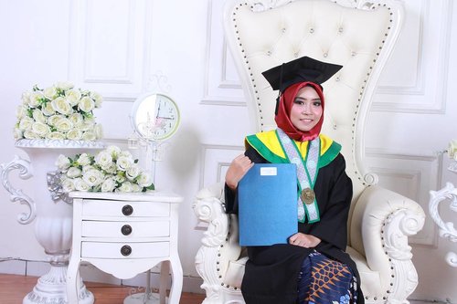Graduation Day🎓, finally got my bachelor degree. Surakarta, July 8th 2017. .
Full story and detail of my graduation day on my blog. And as always you can click link on my bio to right away go to the blogpost 😊🙇
.
.
.
#clozetteid #ggrep #wonderlandbykartika #unssolo #graduation #wisudauns