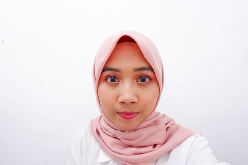 My makeup last weekend, love every detail on my face💄💃😍. Here's the detail :@x2softlens Senso Onyx@maybelline_indonesia Fit Me Foundation 220 & Concealer@dearmebeauty Airy Poreless Powder Natural@thesaemid Saemmul Eyebrow Pencil Grey Brown@mizzucosmetics Brow Tint Brown@focallurebeautyid Eyeshadow Pallete Shimmer no 5@catrice.cosmetics The Nude Blossom Pallete & Prime and Shine Poreless Blur Primer@wardahbeauty Instaperfect Eyeliner@eunyul_official Night View Longlash Mascara@naturerepublic.id Flower Blusher 02 Orange Pear@makeoverid Riche Glow Highlighter@romand_indonesia Zero Gram Dusty Pink..#clozetteid #makeupkondangan #makeuplook #simplemakeup #pinkmakeup #makeup #skincare #makeupenthusiast #makeupjunkie #블로거 #얼짱 #뷰티블로거 #ブロガー#美容ブロガー #kawaii #かわいい #hunnyeo #훈녀