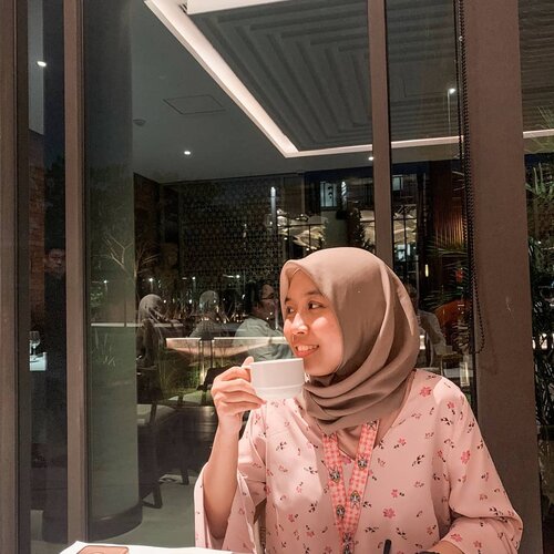 It's 14th February. Have a warm tea everyone🍵.
.
"Ceritanya ada yg candid foto terus pura-pura main HP biar gak ketauan kalau abis iseng😆" wow halu dipagi hari😅😅.
.
#clozetteid #ggrep #cafehopping #restaurant #cafe #jakarta #restojakarta #hutankotaplataran #lifestyleblogger #lifestyle #travelblogger #travelling #ulzzang #블로거 #얼짱  #라이프 #스타일 #블로거 #ライフスタイルブロガー #ブロガー #kawaii #かわいい #旅行 #旅行ブロガー#여행 #여행자 #여행스타그램 #hunnyeo #훈녀