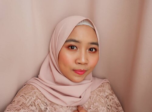 #throwback Akhir tahun 2018, ditutup dengan kondangan dan (lumayan) merasa berhasil makeup proper untuk acara formal😍 *walaupun alis  masih gak beres*😅.-----Detail :@lorealindonesia Infallible Pro Matte Foundation 106@riveracosmetics Loose Powder@thesaemid Eyebrow Pencil in Grey Brown@focallurebeauty 9 Color Eyeshadow 05@silkygirl_id Eyeliner@zoyacosmetics Mascara@eminacosmetics Cheeklit Blush On Cotton Candy@makeoverid Highlighter@romandyou Lipdriver shade Don't Stop @peripera_official Airy Ink Velvet shade Beautiful Coral Pink-----...#clozetteid #ggrep #beautygoersid #beautiesquad #beautybloggerid #bloggerperempuan #indonesianfemalebloggers #bloggermafia #kbbvbeautypost #makeup #makeupenthusiast #makeupjunkie #makeupkondangan #makeuplook #beautybloggerindonesia #블로거 #얼짱 #뷰티블로거 #ブロガー#美容ブロガー #kawaii #かわいい #hunnyeo #훈녀@tampilcantik @wakeupandmakeup @indobeautygram @beautygoers @bunnyneedsmakeup @beautybloggerindonesia @bloggermafia @beautynesia.id @indobeautyblogger @femalebloggersid @facetofeet_id