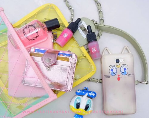 What's on my bag. Prefer little sling bag👜 for hangout because its compact and simple. Just bring things that i really needs like👌..- @peripera_official airy ink velvet- My phone @samsung_id  Galaxy J7 Prime- @id.oriflame bodymist- My card holder- Donald Duck Mirror- PVC Slingbag buy at @bliblidotcom ...#clozetteid #ggrep #lifestyleblogger #lifestyle #travelblogger #travelling #adventure #vacation #fancystuff #flatlay #ulzzang #블로거 #얼짱  #라이프 #스타일 #블로거 #ライフスタイルブロガー #ブロガー #kawaii #かわいい #旅行 #旅行ブロガー#여행 #여행자 #여행스타그램 #hunnyeo #훈녀 #whatsinmybag #slingbag #cuteslingbag