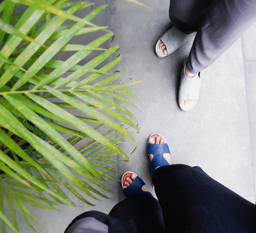 Shoes of the day👡👟. It's really comfortable wearing sandal shoes for people who like take public transportation like meeehh 🚌🚆 #pakaitransportasipublikbiargakmacet #menujujakartatidakmacet2019 😅😅...#clozetteid #ggrep #sotd #shoes #sandals #sandalshoes #fashionblogger #insviraltif #femaledaily #kbbvmember #beautynesiamember #lifestyleblogger #travelblogger #shoesoftheday #fromwhereistand #블로거 #얼짱  #라이프 #스타일 #블로거 #ライフスタイルブロガー #ブロガー #kawaii #かわいい #旅行 #旅行ブロガー#여행 #여행자 #여행스타그램