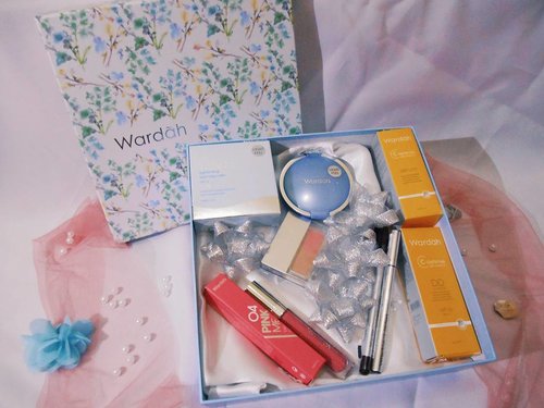 A week ago got this pretty beauty hampers from @clozetteid & @wardahbeauty . Thank you for sending me so many products and I love it. I review all of them and post it oj my blog. Read the full review on my blog (link on my bio 😊)
.
.
.
#ClozetteID #WardahxClozetteIDReview #WardahYouniverse #wonderlandbykartika