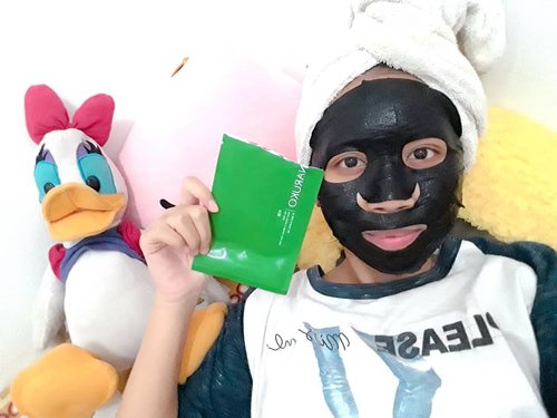 Use skincare regularly not only for improving my skin condition but sometimes makes my body relax after an intense day and I always choose sheet masking, ftw.  In love with @naruko.indonesia tea tree😅🌱🌿 sheet mask because makes my skin moist, britgher, and smell so geeewwdd😍😍. Have good sleep after using this sheet mask. Feels like take care your skin and have relaxation💆.
.
.
.
#SelfieWithNaruko #NarukoIndonesia #Naruko #skincareproduct #skincareroutine #naturalskincare#clozetteid #beautygoersID #makeup #skincare #makeupenthusiast #makeupjunkie #블로거 #얼짱 #뷰티블로거 #ブロガー#美容ブロガー #kawaii #かわいい #hunnyeo #훈녀 #nightskincareroutine #skincareaddict