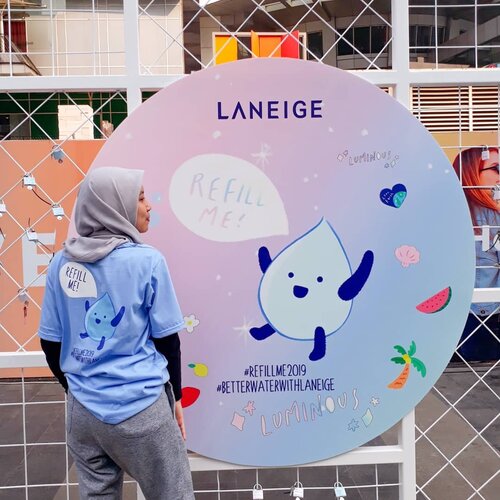 Laneige lagi buat campaign untuk bantu saudara-saudara kita yang butuh air bersih dengan donasi beli merch Laneige dan keuntungan yang terkumpul disalurkan ke temen-temen yang butuh akses air bersih. @laneigeid dan @clozetteid juga ngajak kita supaya bawa botol minum sendiri jadi bisa mengurangi sampah plastik._____Event ini juga diadakan Zumba Party saat CFD, jadi sekalian bantu temen-temen yg lagi CFD dan mau refill botol minumnya di Giant Refill Bottle Laneige kemarin😊..#RefillMe2019 #BetterWaterWithLANEIGE #ClozetteID