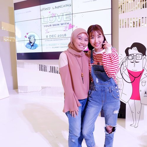 Finally met her in person @sunnydahye 🖤💖. Have been watching her vlog and video on her channel for years🎬. Finally at Grand Launching @cosrx_indonesia & @sociolla I got a chance to met her in her Beauty Talkshow🌻🙆‍♀️ it's nice to meet you Sunny Unnie😊 hope can meet you again next time😉.
.
#clozetteid #cosrx #cosrxindonesia #sociolla #cosrxlovesyourskin #cosrxgrandlaunching2018 #lifestyleblogger #lifestyle #travelblogger #travelling #beautytalkshow #koreanskincare #ulzzang #블로거 #얼짱  #라이프 #스타일 #블로거 #ライフスタイルブロガー #ブロガー #kawaii #かわいい #旅行 #旅行ブロガー#여행 #여행자 #여행스타그램 #hunnyeo #훈녀