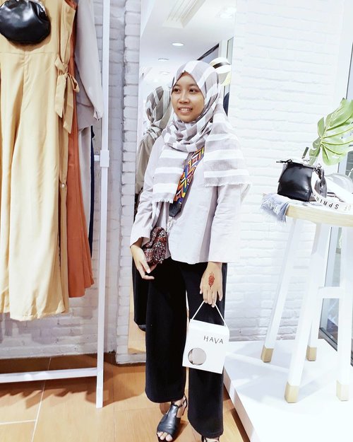 What I wore for #SAPTOFORHAVA in @havaid Mall Metropolitan Bekasi with @hijaberscommunitybks , full review about SAPTO for HAVA capsule collection you can read on my blog and you can simply click link on my profile😉👗❤
.
.
.
#clozetteid #ggrep #wonderlandbykartika #blogger #ulzzang #fashionblogger #ootd #whatiweartoday #instastyle #블로거 #얼짱#패션스타그램 #패션블로거 #스트리트패션 #스트릿패션 #스트릿룩 #스트릿스타일 #패션 #스타일#일상 #데일리룩 #셀스타그램 #셀카 #ブロガー #ファッションブロガー#indonesianhijabbloger #bloggerperempuan #kumpulanemakblogger #hijaberscommunity