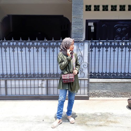 Welcome April, Welcome Summer🌻🌸🌼☀️.Detail of my outfit :Hijab by @antiiqahijab Tunic by @ederraid Bag strap by @kanikina.id Sling bag by @berrybenka Shoes by @bataindonesia ...#clozetteid #ggrep #kartikaryaniootd #AntiiqaXClozetteIdReview #AntiiqaHijab #ClozetteIdReview #ulzzang #fashionblogger #ootd #whatiweartoday #instastyle #블로거 #얼짱#패션스타그램 #패션블로거 #스트리트패션 #스트릿패션 #스트릿룩 #스트릿스타일 #패션 #스타일#일상 #데일리룩 #셀스타그램 #셀카 #ブロガー #ファッションブロガー